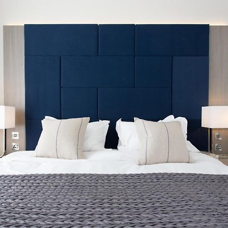 Dunalastair Hotel Suites キンロック・ランノホ エクステリア 写真 A bed with a headboard