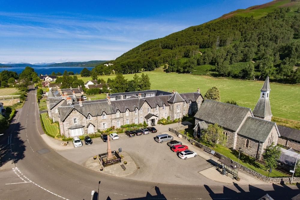 Dunalastair Hotel Suites キンロック・ランノホ エクステリア 写真 The old town of Portree