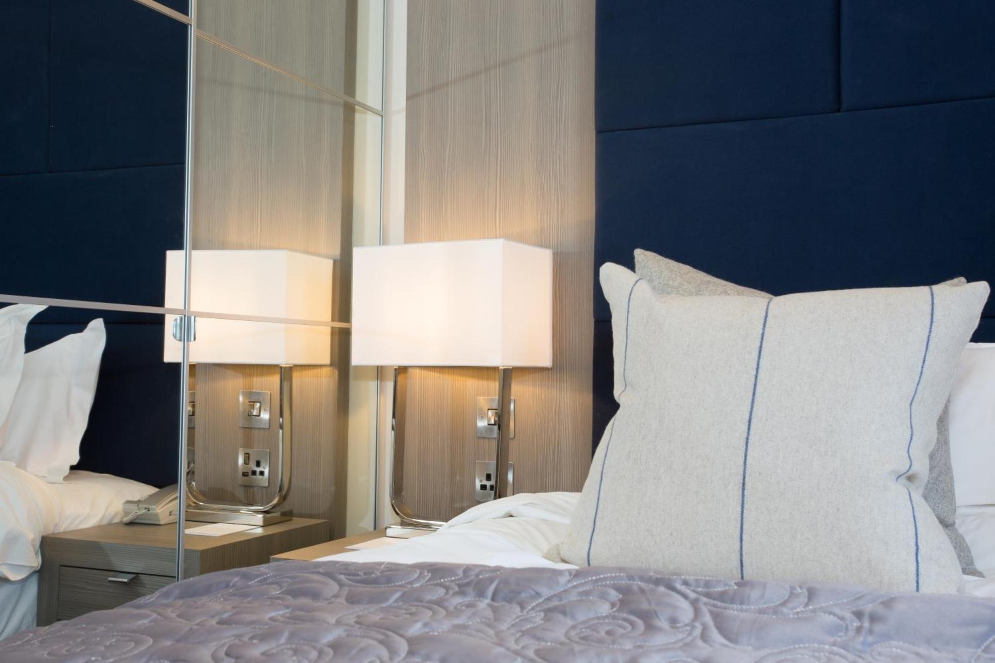 Dunalastair Hotel Suites キンロック・ランノホ エクステリア 写真 A bed with a headboard