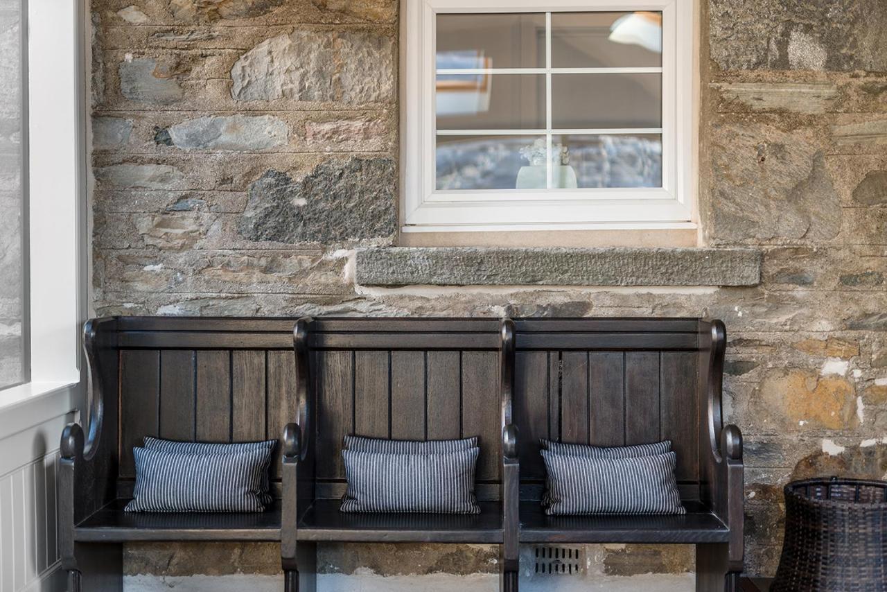 Dunalastair Hotel Suites キンロック・ランノホ エクステリア 写真 The bench at the station