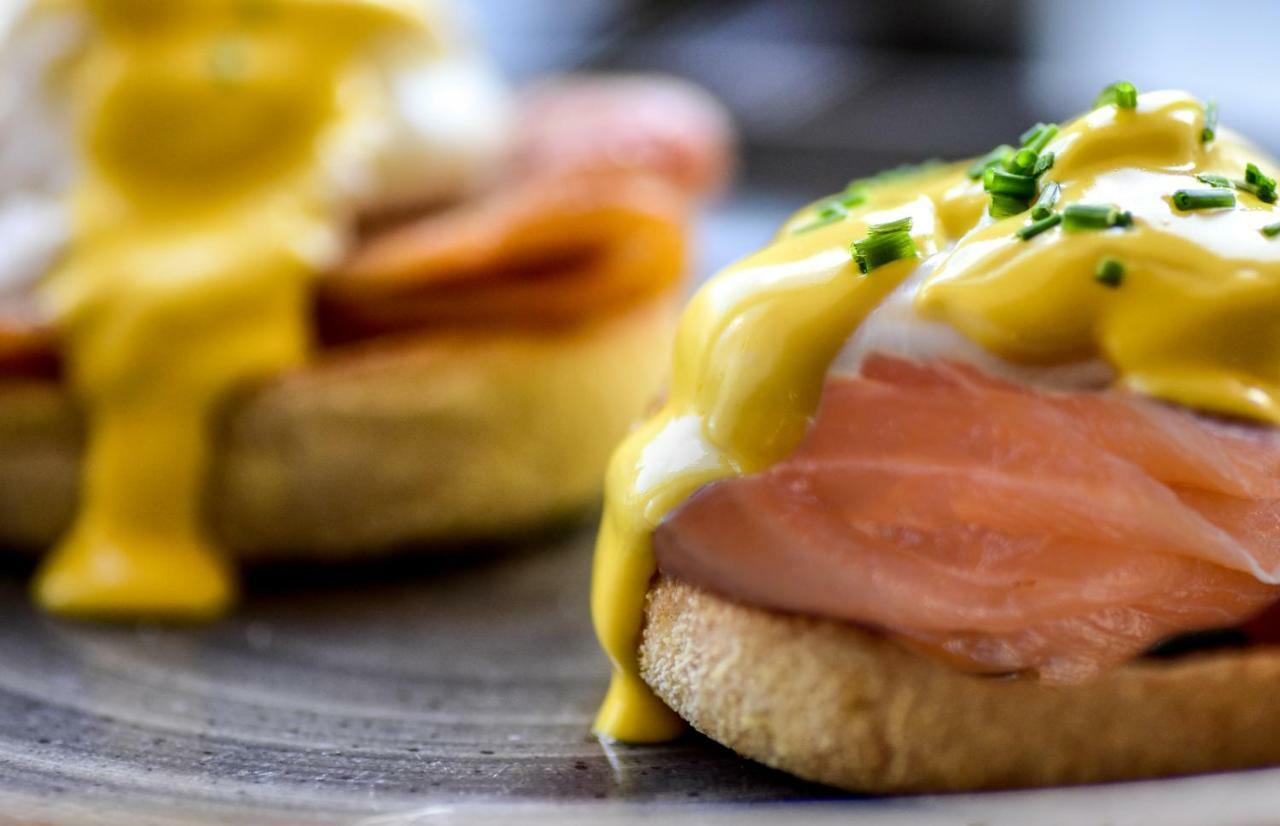 Dunalastair Hotel Suites キンロック・ランノホ エクステリア 写真 A ham and cheese sandwich with a side of cheese sauce